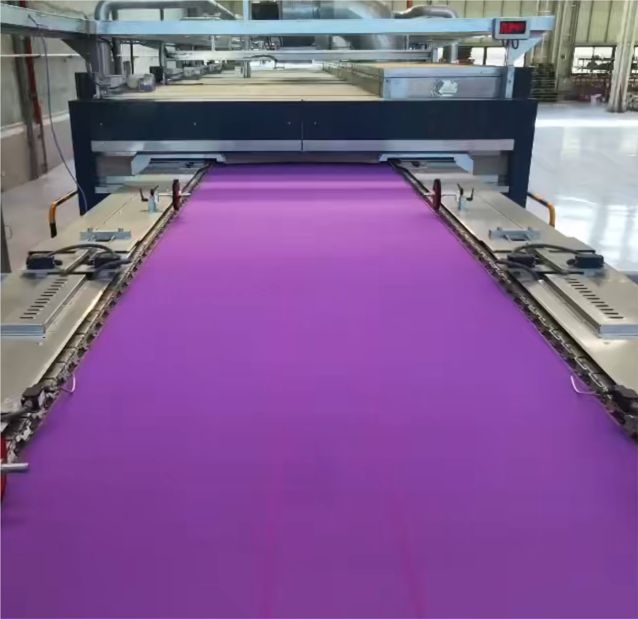 Línea continua de tela morada